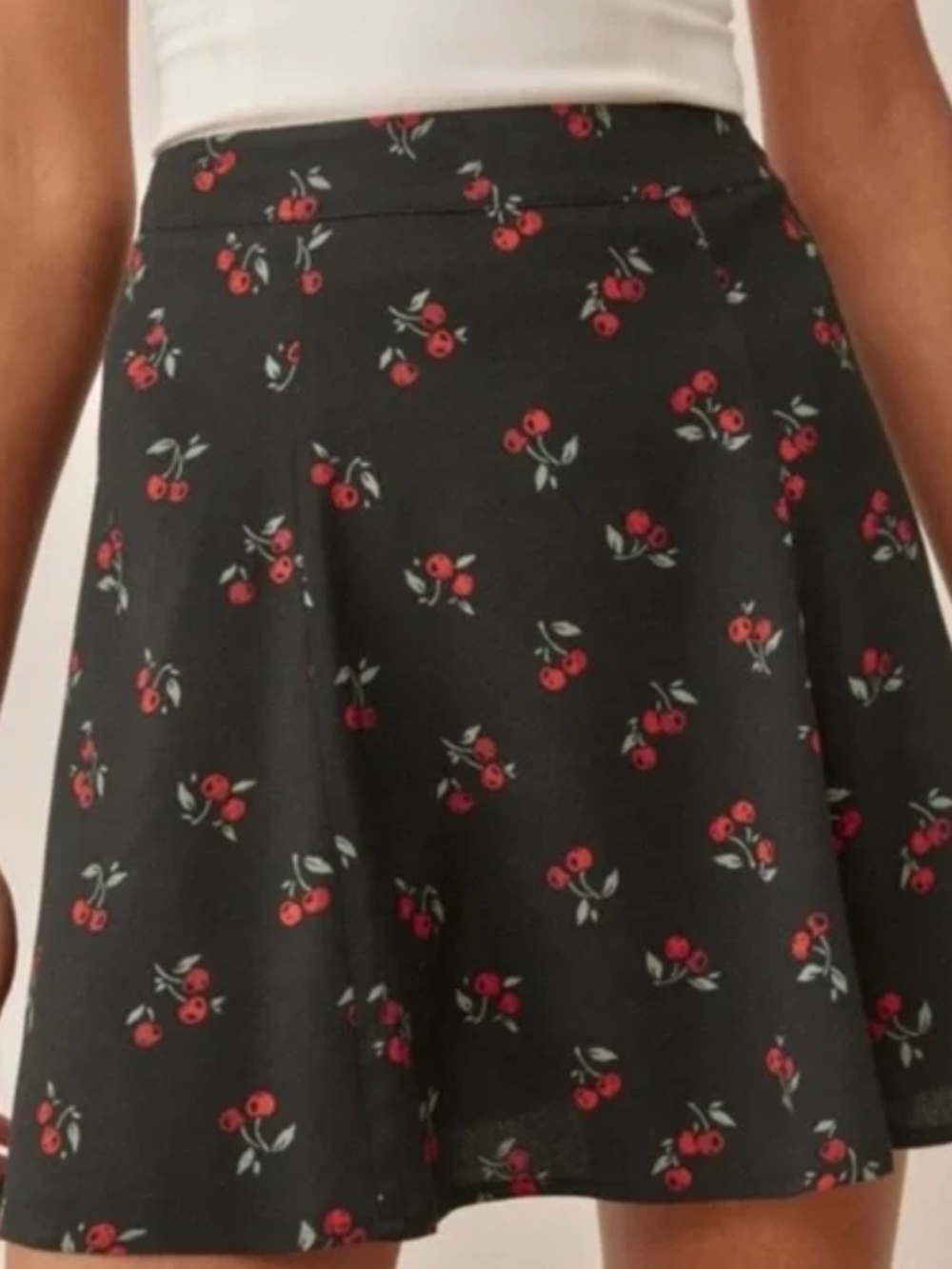 REFORMATION 2 Flounce Skirt in Black Cherry Print • Flirty Mini Length, size 10